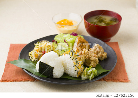 おにぎりと唐揚げの満足プレートランチ 127623156