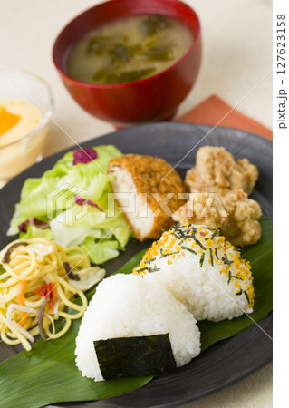 おにぎりと唐揚げの満足プレートランチ おにぎりと唐揚げの満足プレートランチ 127623158