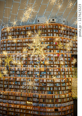 韓国ソウルにある有名なピョルマダン図書館の美しい風景 127623223