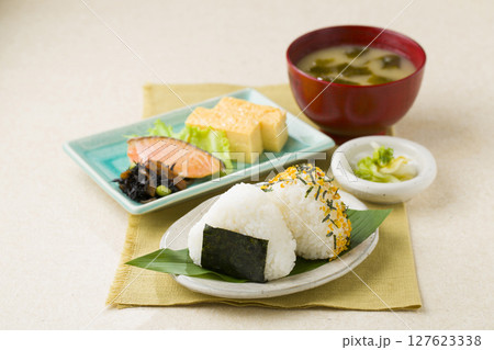 和食の定番、焼き鮭とおにぎりの朝ごはん 127623338