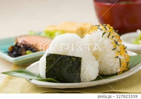 和食の定番、焼き鮭とおにぎりの朝ごはん 127623339