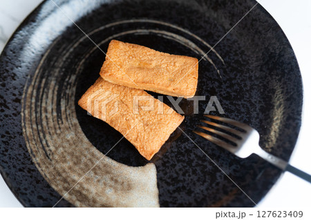 黒皿にのせた焼きたて菓子① 黒皿にのせた焼きたて菓子① 127623409