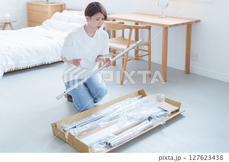 家具の組み立てが苦手な女性 家具の組み立てが苦手な女性 127623438