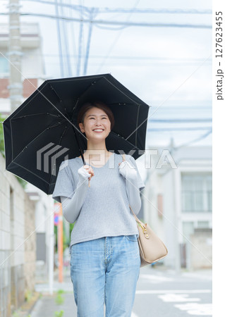 日傘をさす笑顔の女性 日傘をさす笑顔の女性 127623455