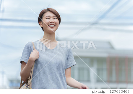 街中を歩く笑顔の女性 127623465