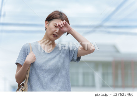 めまいがする女性 127623466