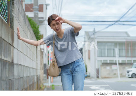 めまいがする女性 127623468