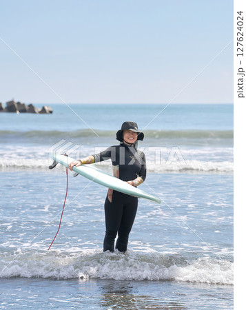 サーフィンを楽しむ女性の笑顔 127624024