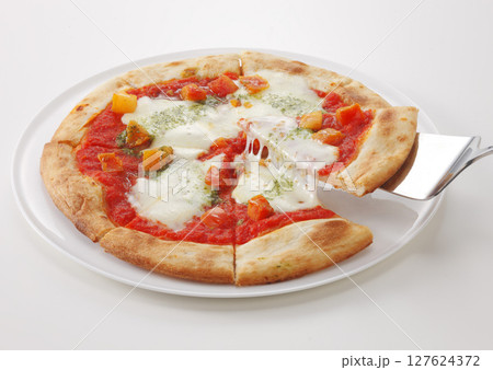 カットしたピザを持ち上げている 127624372