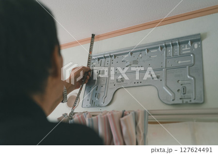 エアコン室内機の背板取り付け 127624491