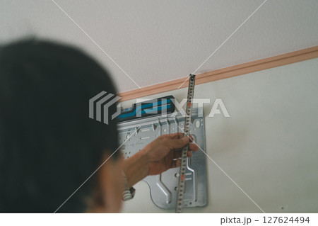 エアコン室内機の背板取り付け 127624494