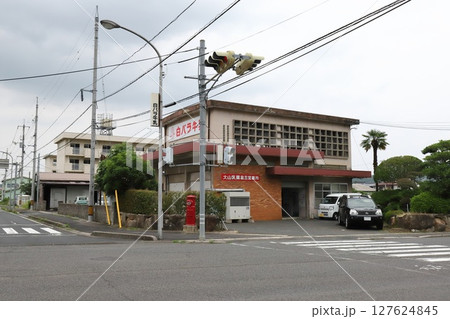 鳥取　倉吉　丸ポストのある風景（大山乳業倉吉営業所前） 127624845