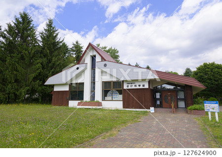 札幌市豊平川「さけ科学館」の外観（地域スポット 周辺施設シリーズ） 127624900