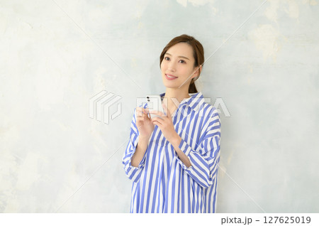 スマホを操作する女性 スマホを操作する女性 127625019