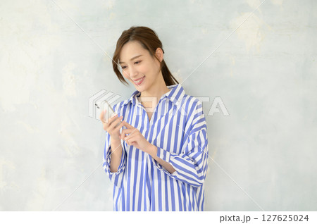スマホを操作する女性 127625024