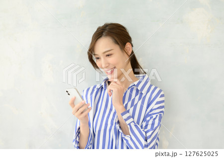 スマホを操作する女性 スマホを操作する女性 127625025