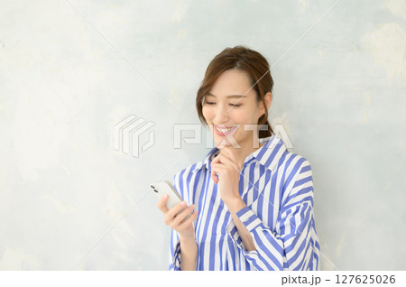 スマホを操作する女性 スマホを操作する女性 127625026