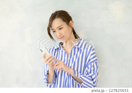 スマホを操作する女性 127625031