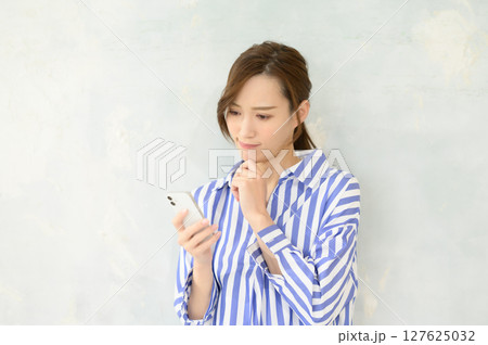 スマホを操作する女性 127625032