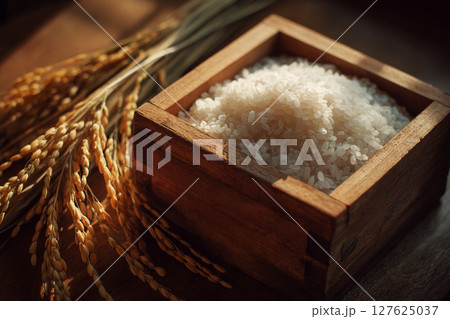 収穫の秋を想起させる升に盛られた大量の米粒② 127625037