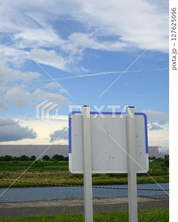 青い空と白い雲と飛行機雲 青い空と白い雲と飛行機雲 127625096