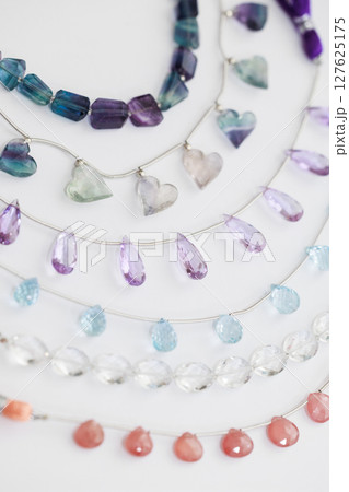 カラフルな天然石ビーズの素材写真 ホワイト背景 127625175