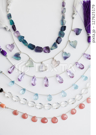 カラフルな天然石ビーズの素材写真 ホワイト背景 127625179