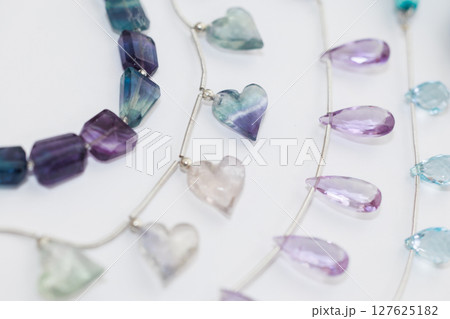 カラフルな天然石ビーズの素材写真 ホワイト背景 カラフルな天然石ビーズの素材写真 ホワイト背景 127625182