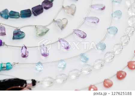 カラフルな天然石ビーズの素材写真 ホワイト背景 カラフルな天然石ビーズの素材写真 ホワイト背景 127625188