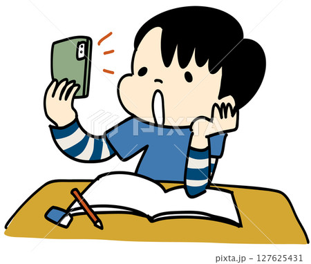 机でスマホの画面を見ている男の子 机でスマホの画面を見ている男の子 127625431