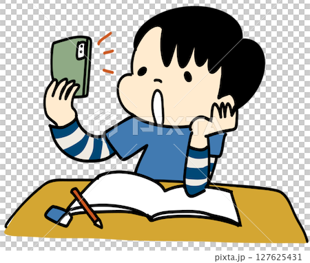 机でスマホの画面を見ている男の子 机でスマホの画面を見ている男の子 127625431