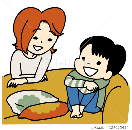 ソファーで話をする母と子 127625434