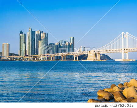 釜山　夕映えの広安大橋とザ・ベイ101の高層ビル 127626018