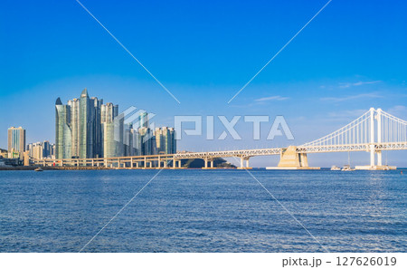 釜山 夕映えの広安大橋とザ・ベイ101の高層ビル 釜山 夕映えの広安大橋とザ・ベイ101の高層ビル 127626019