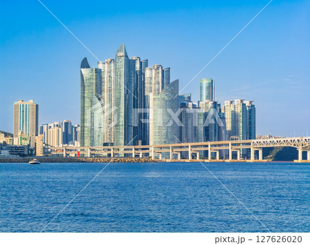 釜山　夕映えのザ・ベイ101の高層ビル 127626020