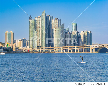 釜山 夕映えのザ・ベイ101の高層ビル 釜山 夕映えのザ・ベイ101の高層ビル 127626021