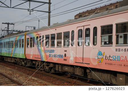 滋賀県彦根駅付近の踏切通過する近江鉄道のローカル列車 127626023