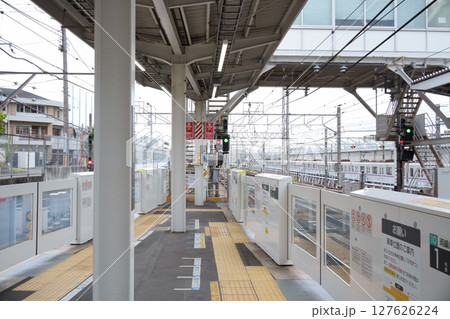 爽やかな風が吹く5月の鷺沼駅のホーム(川崎市) 爽やかな風が吹く5月の鷺沼駅のホーム(川崎市) 127626224