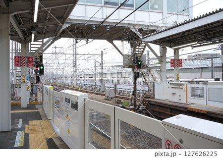 爽やかな風が吹く5月の鷺沼駅のホーム(川崎市) 爽やかな風が吹く5月の鷺沼駅のホーム(川崎市) 127626225