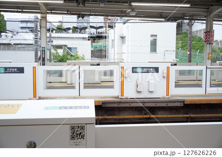 爽やかな風が吹く5月の鷺沼駅のホーム(川崎市) 爽やかな風が吹く5月の鷺沼駅のホーム(川崎市) 127626226