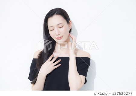 黒いオフショルを着た女性 黒いオフショルを着た女性 127626277