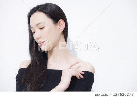黒いオフショルを着た女性 黒いオフショルを着た女性 127626278