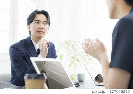 会議をする医療関係者   127626299
