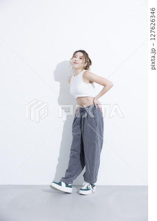 ストレッチをする女性 ストレッチをする女性 127626346