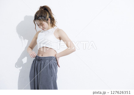 ストレッチをする女性 ストレッチをする女性 127626351