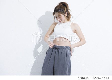 ストレッチをする女性 127626353