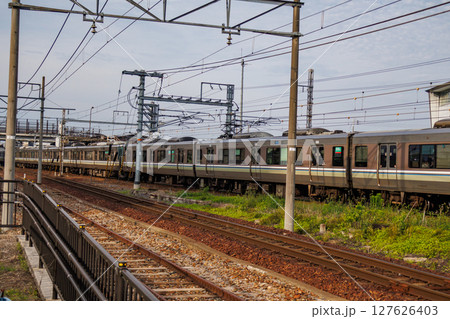 彦根駅の踏切通過する在来線普通列車 彦根駅の踏切通過する在来線普通列車 127626403