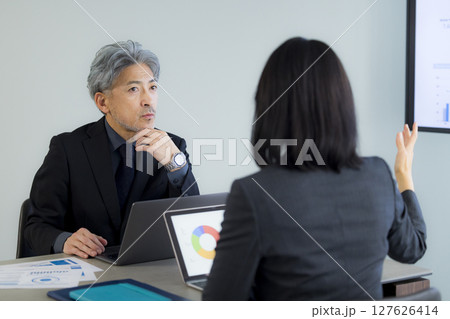 会議するビジネスパーソン 　 127626414