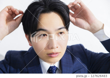 美容を気にする若いビジネスマン 美容を気にする若いビジネスマン 127626483