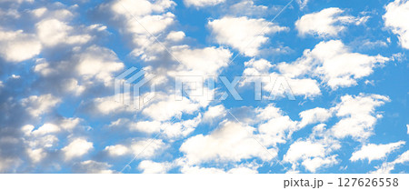 晴れた夕方の空に現れたひつじ雲 127626558